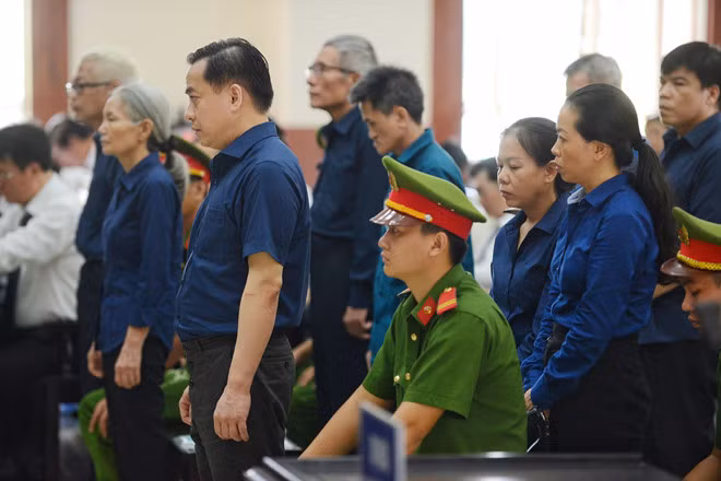 Các bị cáo nghe VKS phát biểu quan điểm ẢNH: NGỌC DƯƠNG
