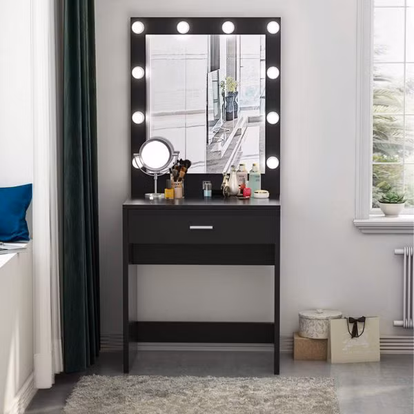Đèn gắn quanh gương sẽ giúp bạn có đủ nguồn sáng khi trang điểm.