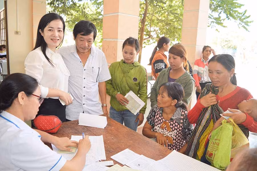  Chị em trong độ tuổi sinh đẻ đến Trạm y tế xã Kông Yang chăm sóc SKSS. Ảnh: Đ.Y 