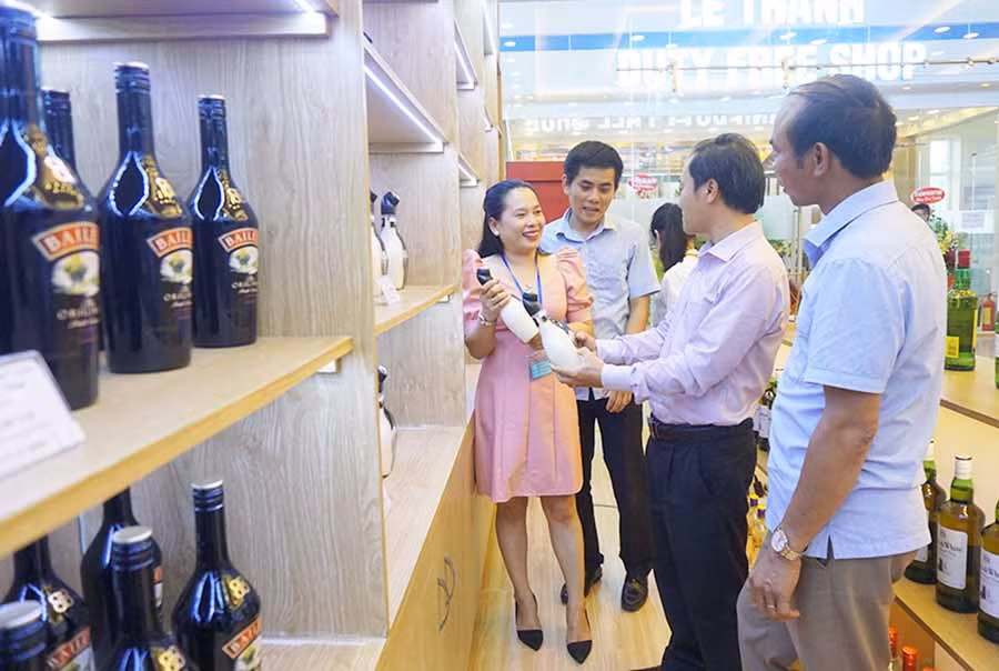  Gian hàng miễn thuế tại Khu Kinh tế Cửa khẩu Quốc tế Lệ Thanh. Ảnh: K.L