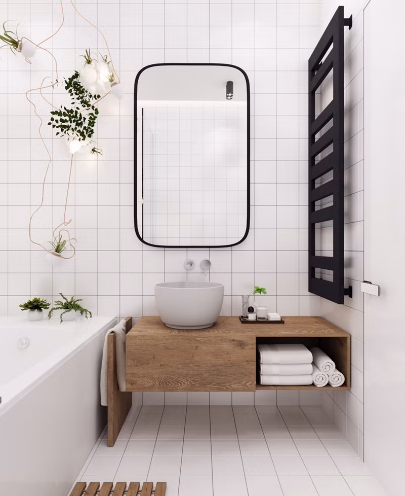 Kệ đựng đồ bằng gỗ là mảng tương phản tuyệt đẹp với tường phòng tắm màu trắng.