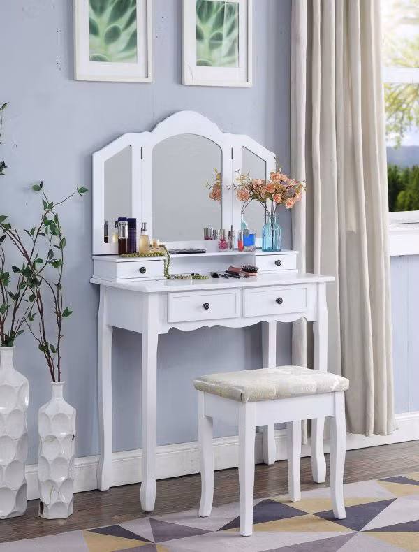  Bàn trang điểm theo phong cách truyền thống với 3 tấm gương đặt ở trên.