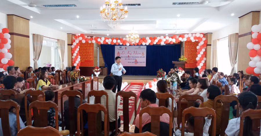Gần 200 người được tư vấn kiến thức về bệnh Thalassemia. Ảnh: Như Nguyện
