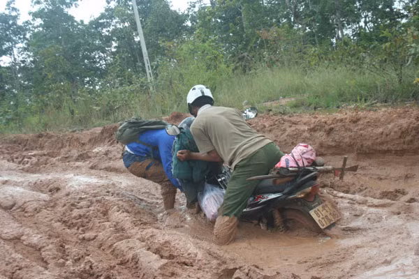 Tuyến đường luôn là nỗi ác mộng cho những người dân đi xe máy khi lọt vào vũng lầy. Ảnh: Văn Ngọc 