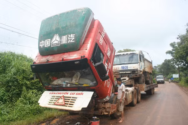 Chiếc xe tải vừa được “giải cứu” của anh Trần Phi Hải đang phải sửa chữa. Ảnh: Văn Ngọc
