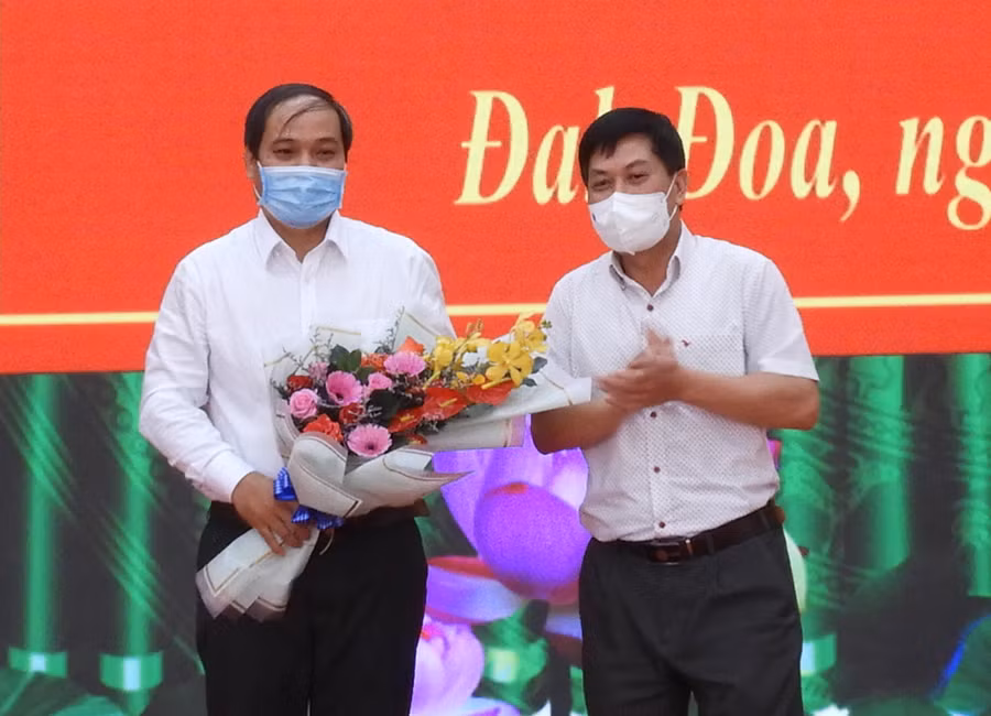  Bí thư Huyện ủy Nguyễn Hữu Thọ (phải) tặng hoa chúc mừng ông Vũ Duy Minh giữ chức Chủ nhiệm Ủy ban kiểm tra Huyện ủy Đak Đoa khóa XVII. Ảnh: Thanh Nhật