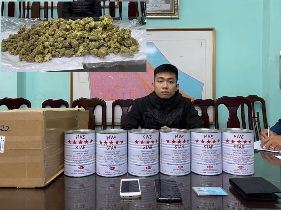 Đối tượng Nguyễn Thanh Hải bị bắt quả tang giấu cần sa trong lô sữa.