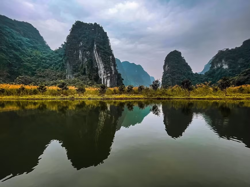 Chưa hết, du khách còn có thể chiêm ngưỡng hệ thống hang động tự nhiên hết sức đa dạng hay những di tích lịch sử từ thời nhà Lê, nhà Trần như Đền Trình, Đền Suối Tiên... (Ảnh: CTV/Vietnam+)