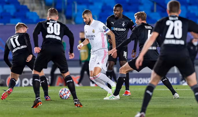 Karim Bezema và Real Madrid lo sẩy chân trước “ngựa ô” Atalanta.(Ảnh: REUTERS)