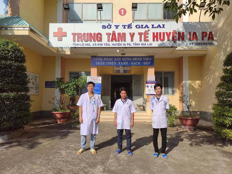 Bác sĩ Bùi Duy Nhất (bìa trái) cùng các đồng nghiệp hoàn thành nhiệm vụ phòng-chống dịch Covid-19 tại huyện Ia Pa. Ảnh: Thủy Bình