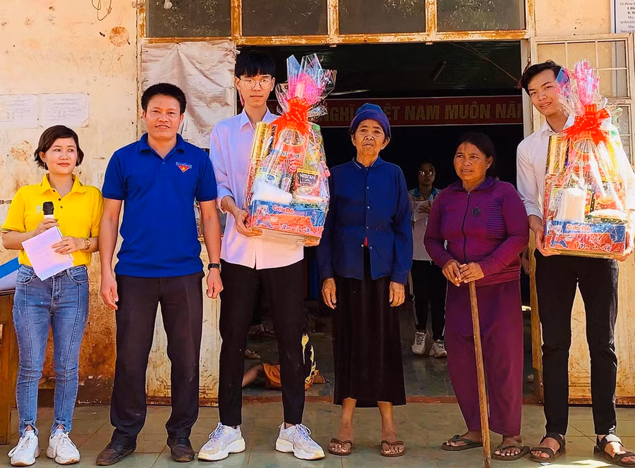  Đoàn trường THPT Nguyễn Bỉnh Khiêm (huyện Chư Sê) tạo môi trường rèn luyện cho học sinh thông qua hoạt động thăm gia đình chính sách. Ảnh: Phan Lài
