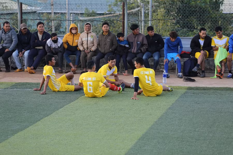Các trận đấu luôn thu hút được đông đảo dân làng đón xem. Ảnh: Lê Văn Ngọc