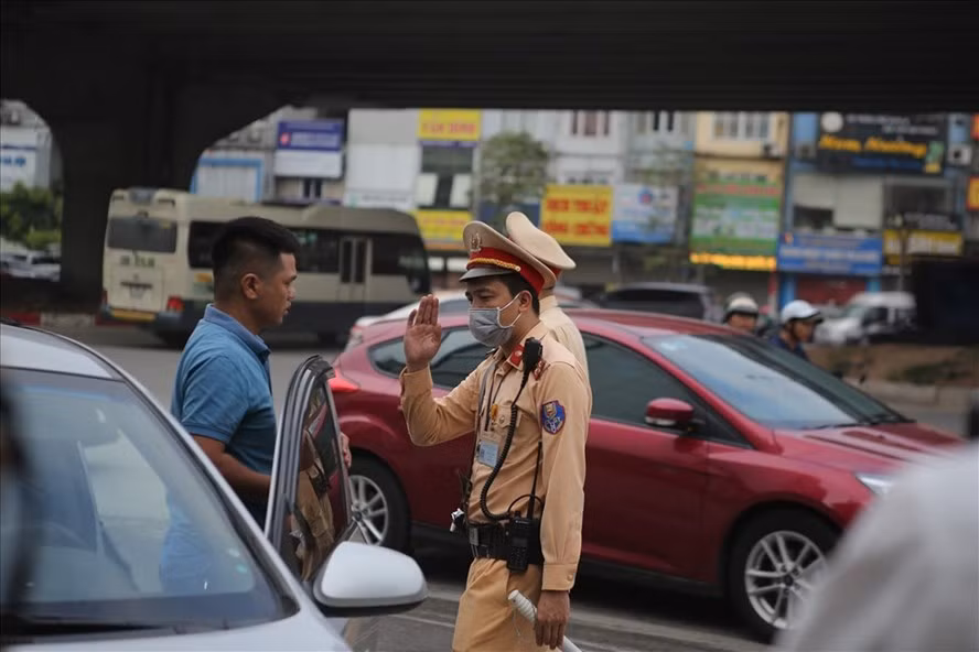Lực lượng chức năng ra quân, kiểm tra các phương tiện dịp đầu năm. Ảnh: Phạm Đông Lực lượng chức năng ra quân, kiểm tra các phương tiện dịp đầu năm. Ảnh: Phạm Đông