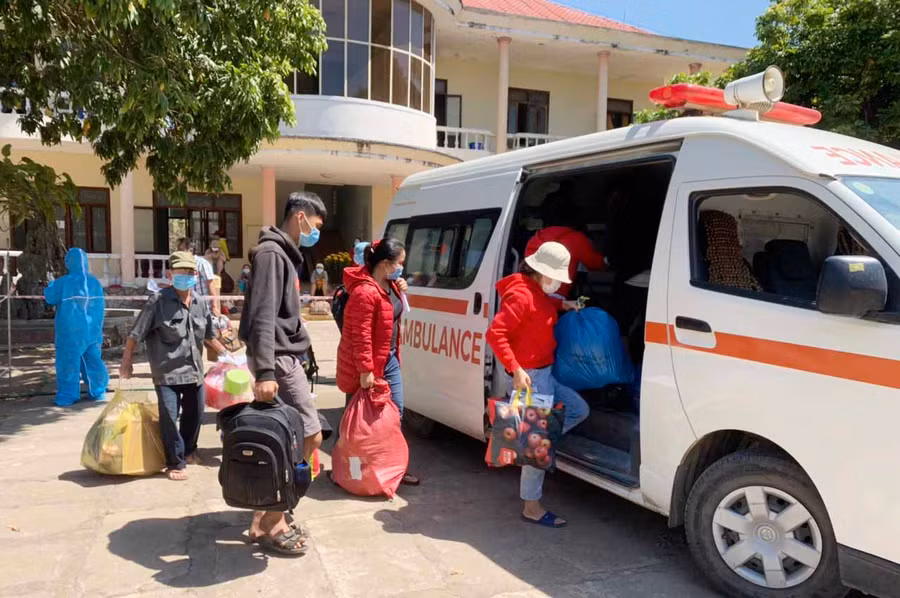 Các công dân hết thời gian cách ly tập trung tại trụ sở cũ của Ban Chỉ huy Quân sự thị xã Ayun Pa lên xe trở về với gia đình. Ảnh.Vũ Chi