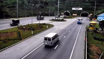 Các phương tiện ôtô qua hầm Hải Vân 2 từ hướng Nam - Bắct