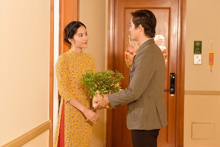 Chọn ngay thời điểm này vì Nam Em muốn sẽ là sự mở đầu cho một năm mới của bản thân mình và của mọi người suôn sẻ, vui vẻ. Hình ảnh cô và Lãnh Thanh trong bộ trang phục áo dài truyền thống, vest bảnh bao gây ấn tượng.