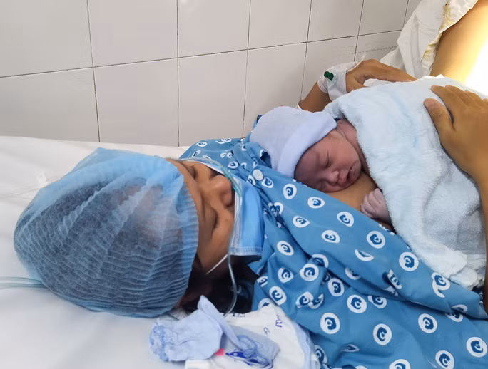  Cậu bé được da kề da với mẹ sau khi sinh