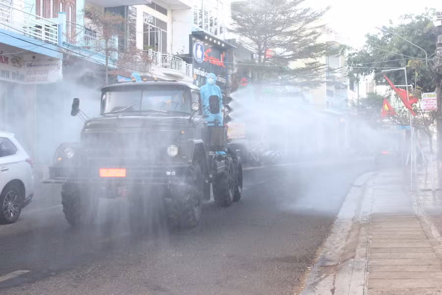 Phun thuốc khử khuẩn trên tuyến đường Nguyễn Đình Chiểu (phường Tây Sơn, TP. Pleiku). Ảnh: Chu Hoài