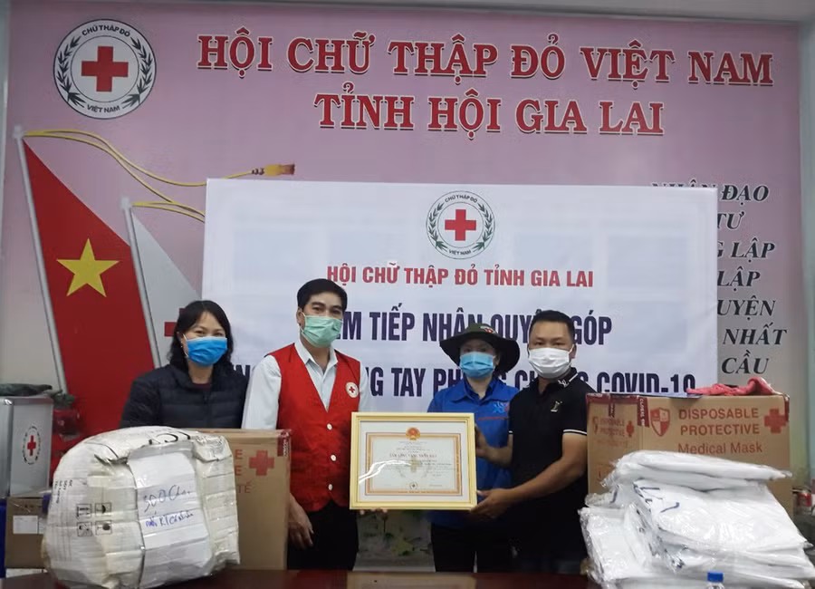  Nhóm Thiện nguyện Châu Dương ủng hộ 10.000 khẩu trang, 100 bộ đồ bảo hộ và 300 chai nước sát khuẩn cùng chung tay thực hiện công tác phòng, chống dịch Covid-19. Ảnh: Hồng Ngọc