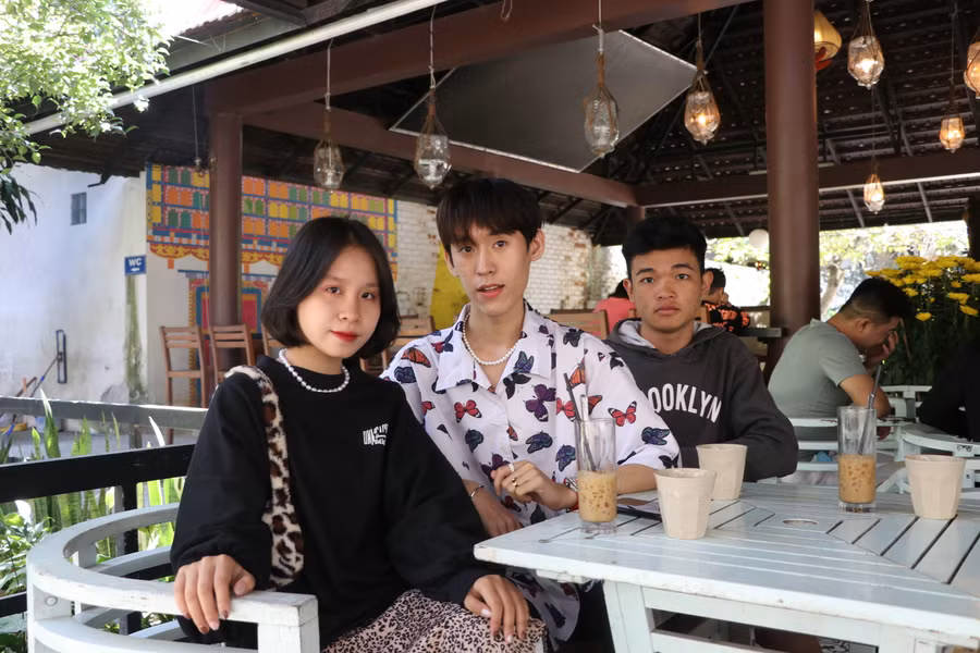 Nhiều bạn trẻ dành ngày mùng 5 Tết nhâm nhi cà phê, trò chuyện để ngày mai trở vào thành phố tiếp tục công việc. Ảnh Ngọc Minh
