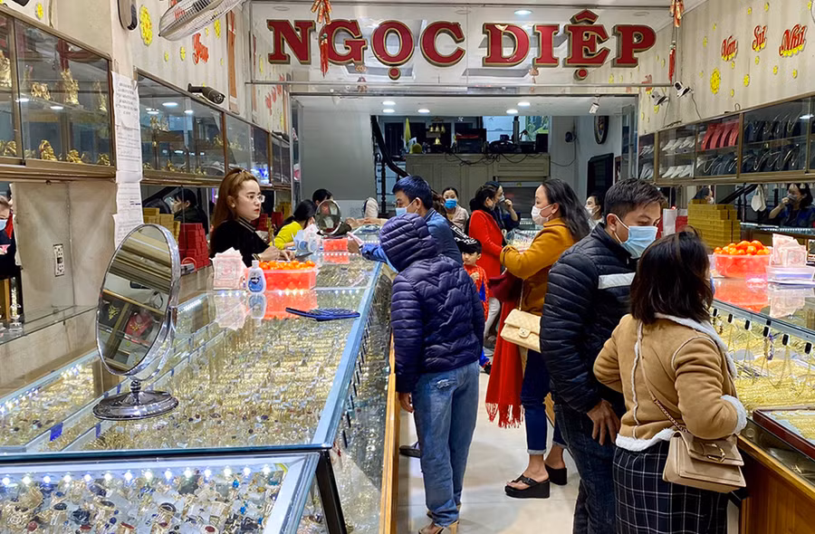 Theo quan niệm dân gian, ngày vía Thần tài được xem là ngày đẹp nhất để sắm sửa lễ vật cúng Thần tài, cầu mong một năm bình an và hanh thông. Với màu sắc đại diện cho may mắn, phú quý, các dòng sản phẩm vàng đã trở thành lựa chọn của đông đảo người tiêu dùng với nhiều kỳ vọng khởi đầu một năm thuận lợi. 