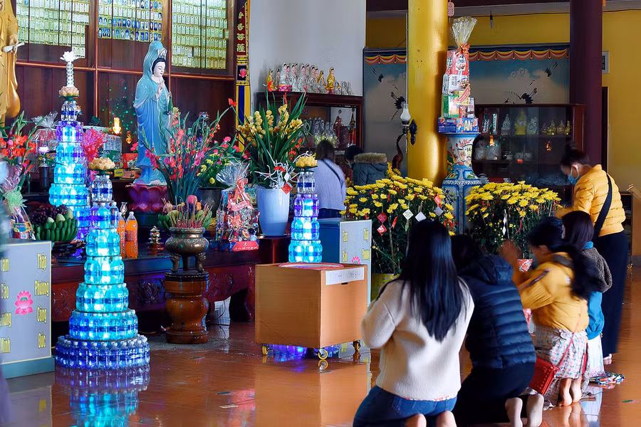 Người dân đi chùa đầu năm để cầu may mắn, bình an, sức khỏe cho cả gia đình trong suốt một năm mới.