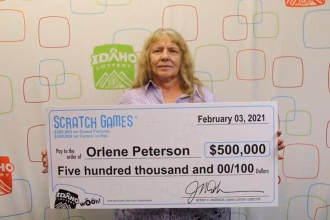  Bà Orlene Peterson và tấm séc 500.000 USD hôm 3.2 - Ảnh: Công ty xổ số Idaho