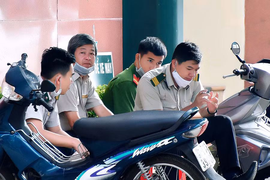  Theo ghi nhận, nhiều người làm bảo vệ Chi nhánh Ngân hàng Vietcombank, thường xuyên tiếp xúc gần với khách ra vào công ty, cửa hàng nhưng không đeo khẩu trang hoặc đeo mà không đúng quy cách an toàn.