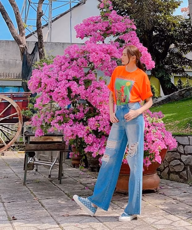 Võ Hoàng Yến ''hack dáng'', ''ăn gian'' tuổi với combo áo thun, quần jeans rách và giày thể thao bụi phủi.