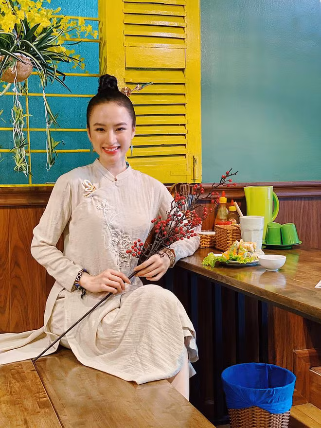 Ở tuổi 26, dù không còn tích cực tham gia các hoạt động showbiz dày đặc như trước song Angela Phương Trinh vẫn nhận được sự quan tâm của cư dân mạng. Nhiều người nhận xét rằng diễn viên sinh năm 1995 sở hữu nhan sắc mặn mà hơn so với thời điểm trước ẢNH: FBNV