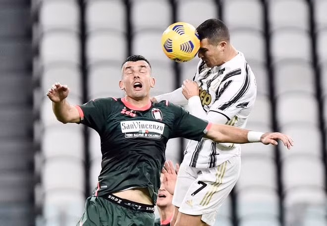  Ronaldo đã có cú đúp ghi bàn bàn đầu sở trường trong trận gặp Crotone - Ảnh: Reuters