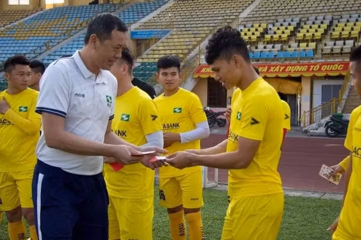 Các cầu thủ Sông Lam Nghệ An nhận lì xì đầu năm. Ảnh: SLNA FC
