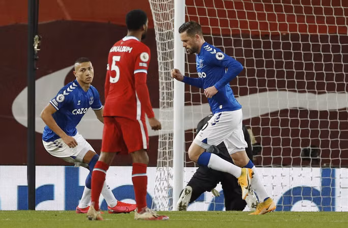 Gilfy Sigurdsson ấn định chiến thắng 2-0 từ chấm 11m