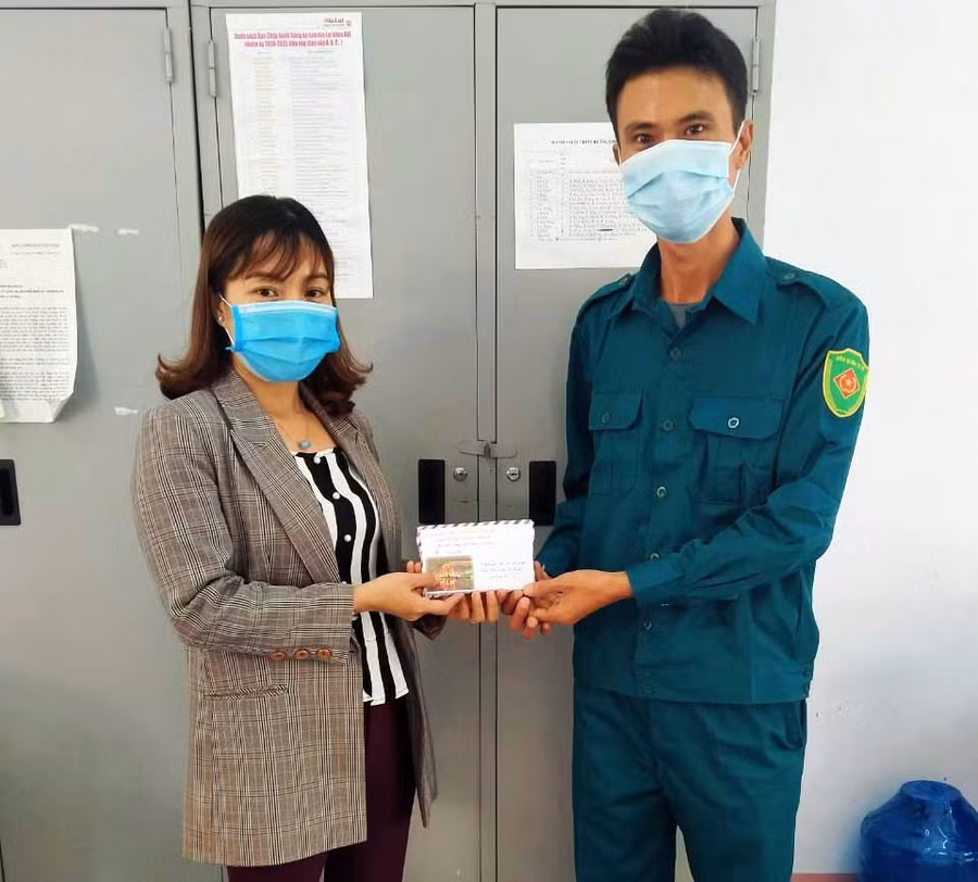 Anh Nguyễn Thanh Tú trao số tiền cho đại diện UBMT Tổ quốc huyện Krông Pa