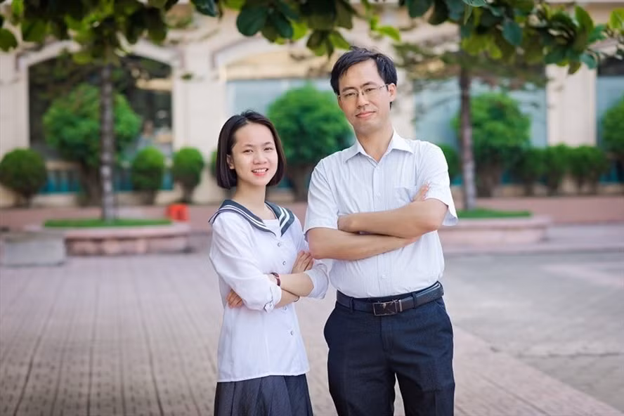 Đàm Thị Minh Trang cùng thầy giáo dạy hoá Vũ Văn Hợp. (Ảnh: NVCC)