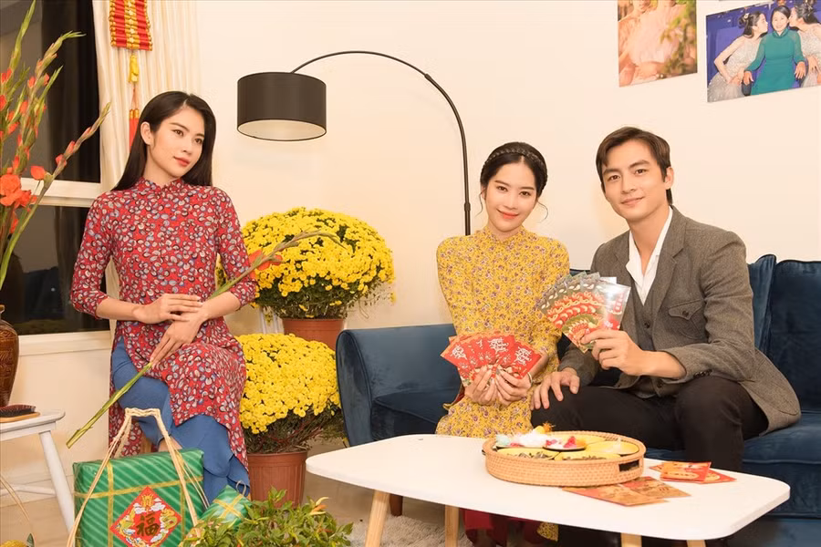 Nam Em (áo dài vàng) và Lãnh Thanh đang là cặp đôi đẹp của showbiz Việt.