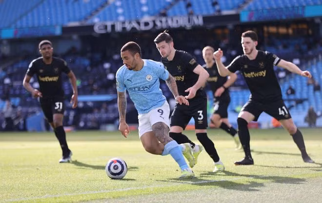 Jesus (số 9) chơi không khá hơn mấy so với Aguero khi được tung vào sân - Ảnh: Reuters Jesus (số 9) chơi không khá hơn mấy so với Aguero khi được tung vào sân - Ảnh: Reuters