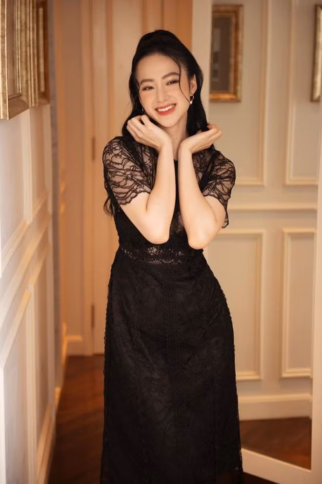 Angela Phương Trinh vừa đăng tải loạt hình ảnh mới trong tiệc sinh nhật của mình. Trong ảnh, người đẹp sinh năm 1995 diện thiết kế váy đỏ khoe nhan sắc rạng rỡ. Cô bất ngờ khi được một số bạn bè, đồng nghiệp tặng hoa và bánh trong dịp ý nghĩa này ẢNH: FBNV