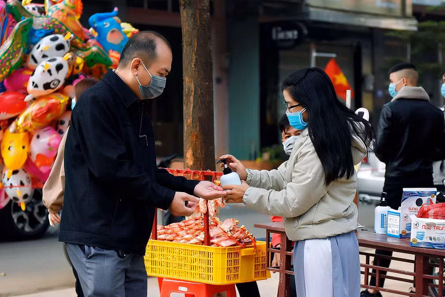 Các gia đình phật tử đã nhắc nhở người đến lễ chùa đeo khẩu trang và sát khuẩn để phòng tránh dịch covid-19.