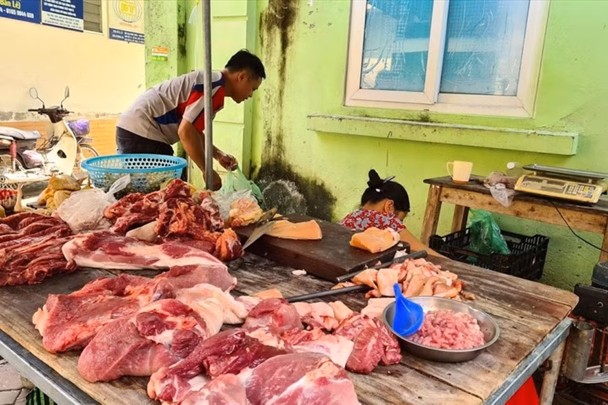 Giá lợn hơi giảm kéo theo giá thịt lợn giảm nhưng sức mua không tăng. Ảnh: Vũ Long