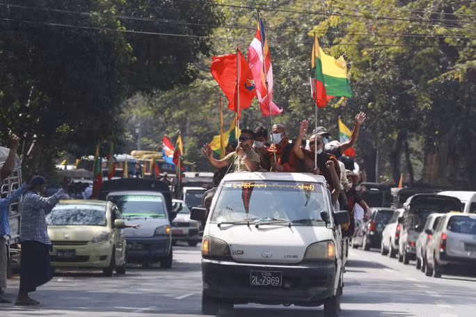 Người ủng hộ quân đội Myanmar vẫy cờ tại TP Yangon hôm 1-2. Ảnh: AP