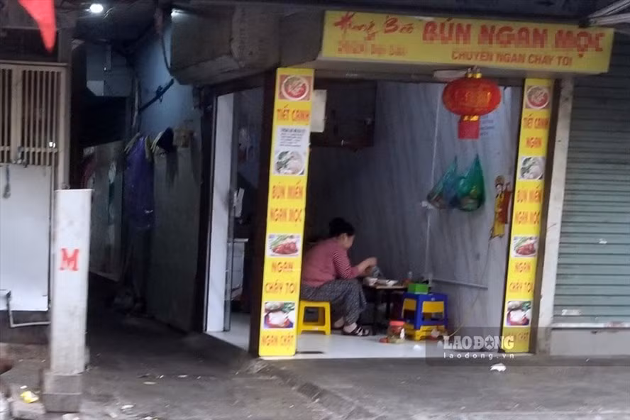  Thời COVID-19: Đến ăn, đến mưu sinh cũng khốn khổ. Ảnh: Hải Nguyễn/LĐO