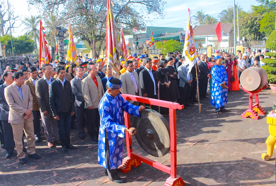 Lễ kỷ niệm Cuộc khởi nghĩa nông dân Tây Sơn và Chiến thắng Ngọc Hồi-Đống Đa được thị xã An Khê tổ chức hàng năm vào mùng 4 Tết Nguyên đán tại Cụm di tích An Khê Trường. Ảnh: Hồng Thi.