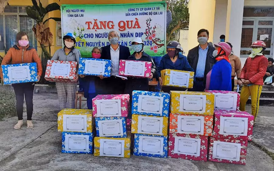 Đoàn trao quà Tết cho gia đình các hội viên trên địa bàn huyện Đak Pơ. Ảnh: Hà Phương