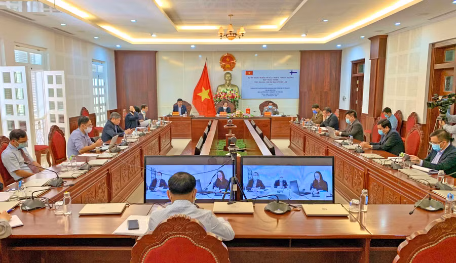 Lãnh đạo UBND tỉnh họp trực tuyến với Đại sứ Phần Lan về Dự án thoát nước và xử lý nước thải TP. Pleiku. Ảnh: Hà Duy Lãnh đạo UBND tỉnh họp trực tuyến với Đại sứ Phần Lan về Dự án Thoát nước và xử lý nước thải TP. Pleiku