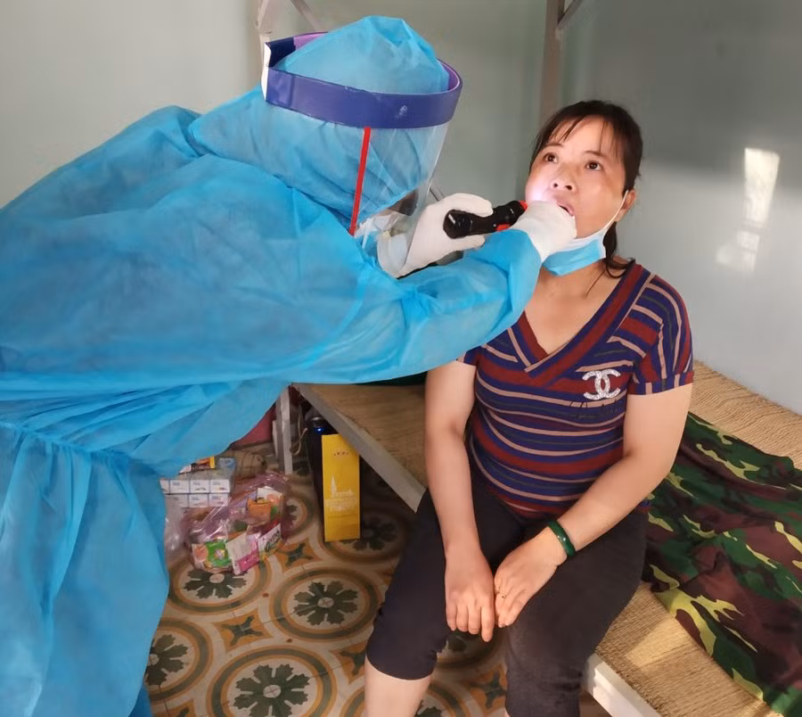 Cán bộ y tế kiểm tra sức khỏe công dân trong khu cách ly- ẢnhVũ Chi