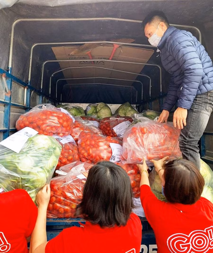  Nhiều doanh nghiệp trao tặng hàng hóa để các tỉnh bị dịch bệnh có hàng hóa phục vụ bác sĩ, người dân chống dịch dịp Tết. Ảnh: Thanh Tân