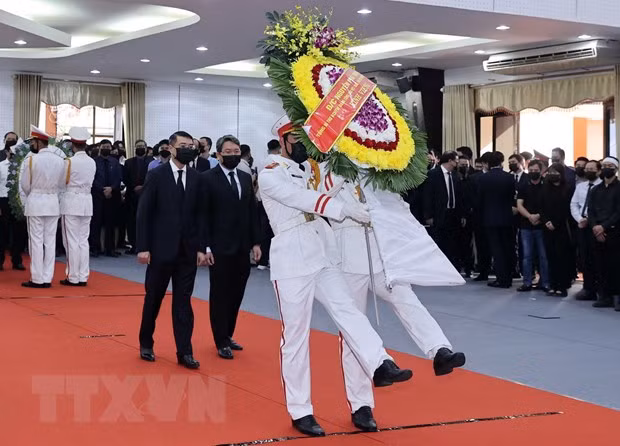  Tổng Bí thư, Chủ tịch nước Nguyễn Phú Trọng gửi vòng hoa viếng nguyên Phó Thủ tướng Trương Vĩnh Trọng. (Ảnh: Thống NhấtTTXVN)