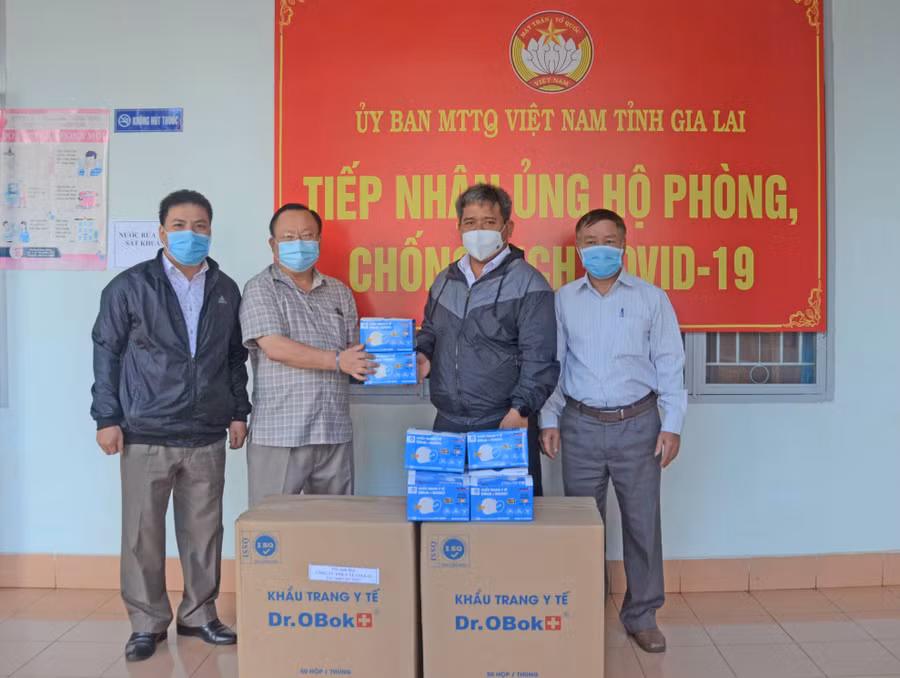2-2 Công ty Cổ phần Xuất nhập khẩu Y tế Gia Lai ủng hộ 10.000 khẩu trang tại điểm tiếp nhận của Ủy ban MTTQ Việt Nam tỉnh-ảnh P.L