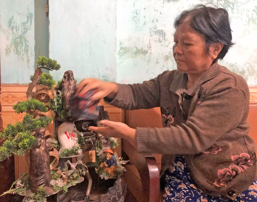  tranh thủ những lúc khỏe, bà Sang phụ cô con dâu dọn dẹp nhà cửa đón Tết